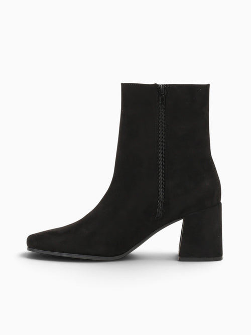 Ariadna Black Suede Black / 5 / M