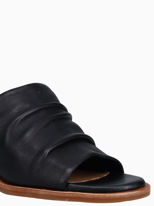 Chrissie Black Leather Black / 6 / M